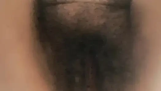 Ibu tiri yang hot dan basah lagi asik muasin memeknya sambil membayangkan dientot kayak pelacur
