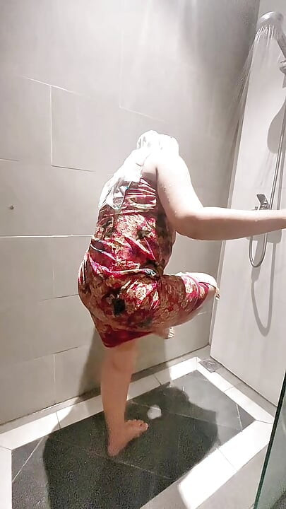 Ghumaavdaar sharir ke saath nahaati larki ko dekhen