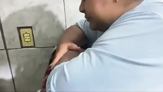 Cewek sange ini datang ke rumahku untuk menagih hutang, aku nggak punya uang, jadi aku akhirnya crot banyak banget di mulut dan malamku!