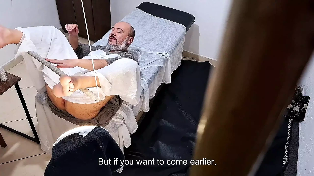 他去看医生检查他的前列腺，但医生把穿戴式假阳具卡在他的屁股上。