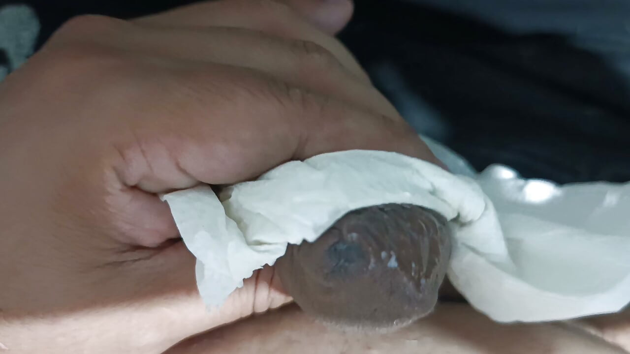 Aku mula melancap dengan kuat sampai aku pancut dengan sedap ke dalam tangan pakai tisu