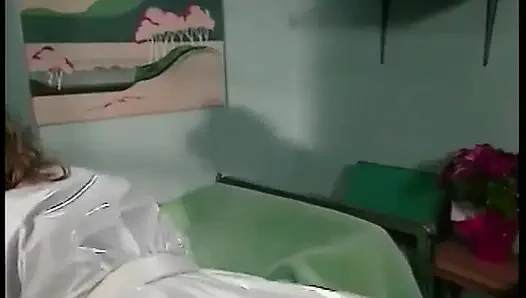Эта медсестра обожает шпилить своего пациента-мужчину в больничном платье