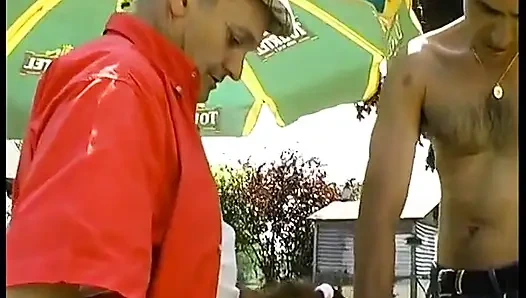 Eine Nymphomanin, gangbang auf einem Picknick!