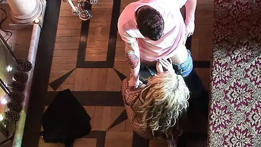 Blonde milf-hure hebt ihre beine für großen schwanz hoch