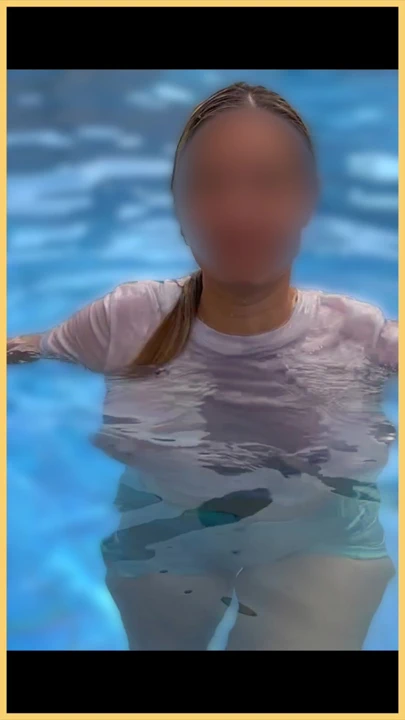 游泳池里的妻子湿衬衫与完美的无胸胸