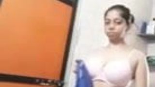 Srilankan novia se desnuda en el baño cam chica