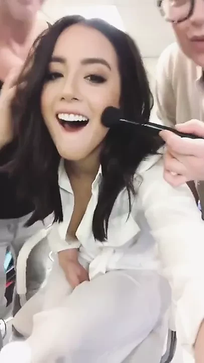 Chloe Benet - 慢动作中的乳头滑落