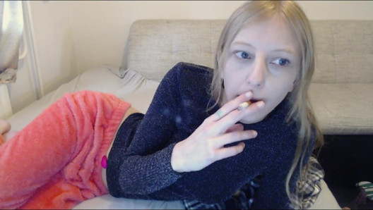 Fumando um cigarro na frente da webcam