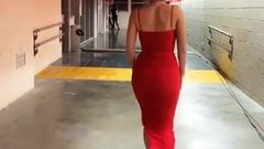 Anne-Marie en robe rouge sexy