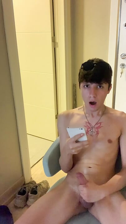 Watch me trying so hard to cum