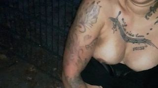 Немецкая татуированная девушка трахает себя пальцами на улице