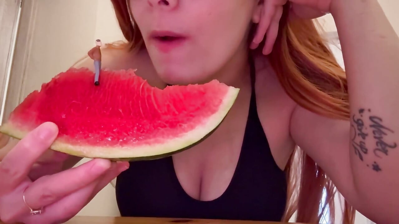수박을 먹고 작은 의붓오빠가 맛있게 수박을 먹는 것을 지켜보는 자이언트 의붓여동생
