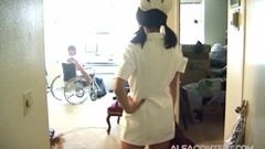 Asiatische Krankenschwester lutscht Schwanz von einem Typen im Rollstuhl