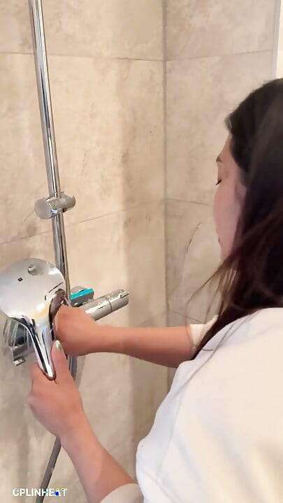 Anong Limpia El Piso Del Baño Con Su Capucha Empapada, De Rodillas.