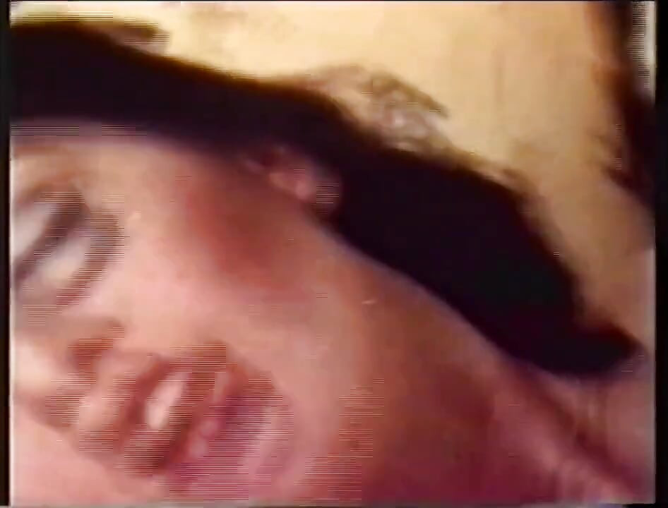 Sexy lesbiennes met grote borsten houden van in de slaapkamer