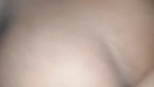 Pará'dan evli kadın, bölüm 2 inliyor ve esmerin amına sertçe vuran sevgilisinin yarağına boşalıyor.