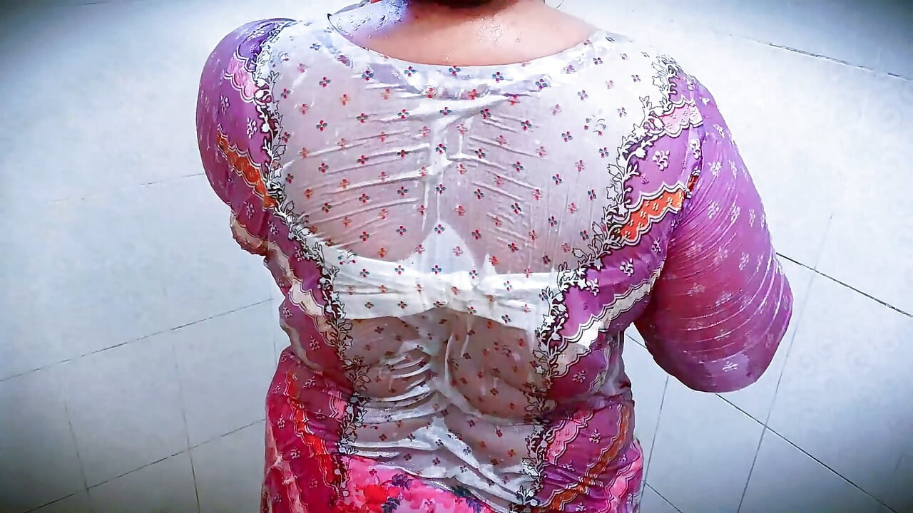 beautiful sundari anti bathroome gosol korte giye tar bhudar balgulo kete nilo.