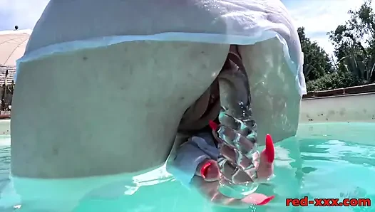 Si cewek sange rambut merah lagi sange di pinggir kolam renang