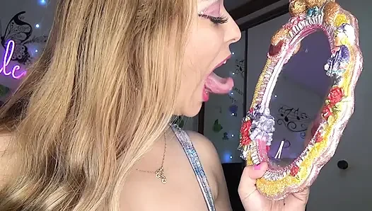 Играю с язычком, языком и ртом перед зеркалом