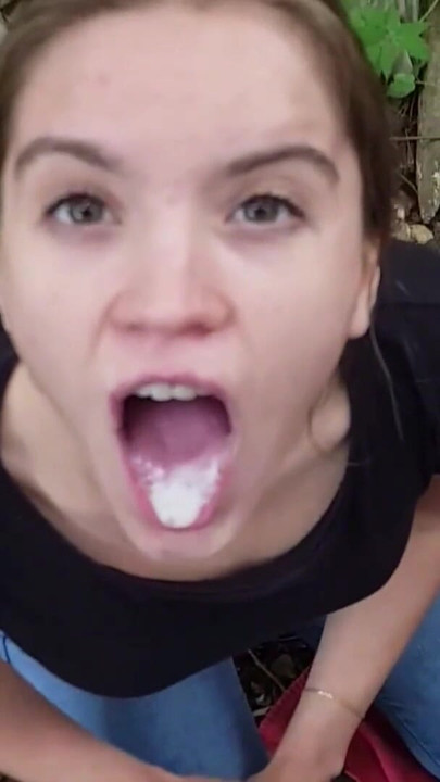 人前でフェラチオと口の中の精液 | クリップ 1