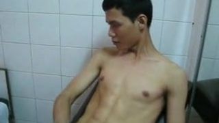 Joven guapo tailandés masturbándose
