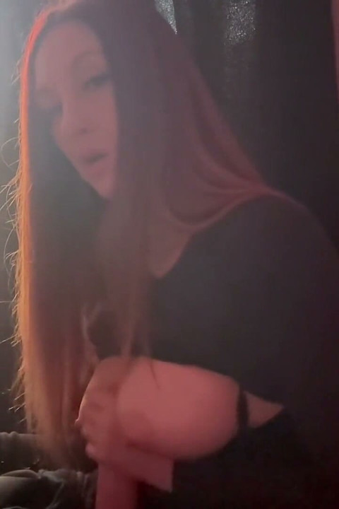 Artemisia adoră sesiunea sexy de fetiș solo care se joacă cu vibratorul ei preferat