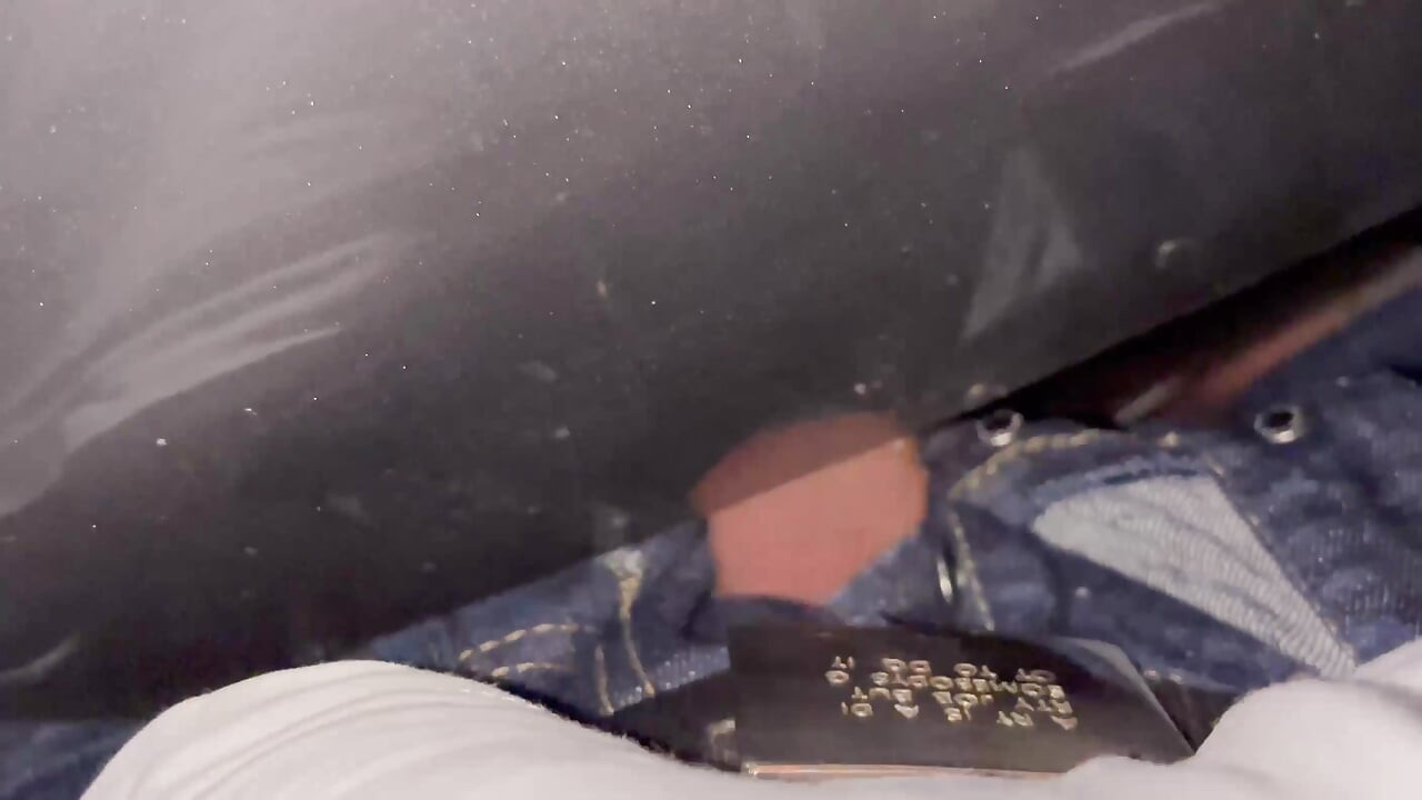 V noci šukám své auto vedle veřejné silnice