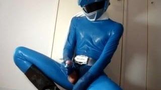 Blue latex ranger masturbando