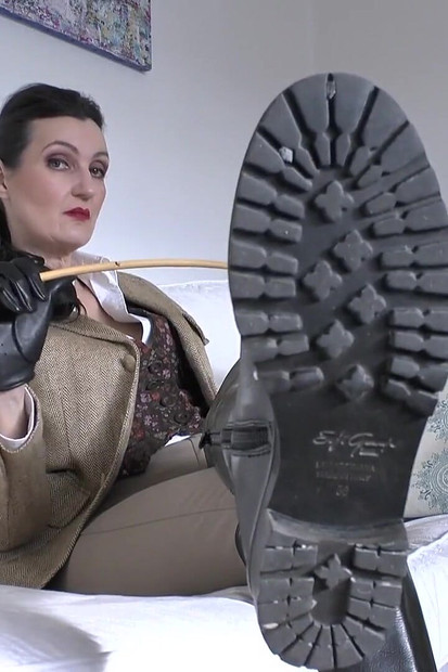 Jilat tapak but sebelum tongkat menari! Puan Victoria Valente