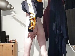Sexy dünner Typ liebt es, Arsch und Schwanz nackt zu zeigen