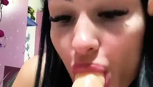 Büyük bir dildo emiyor ve onunla sikişiyor