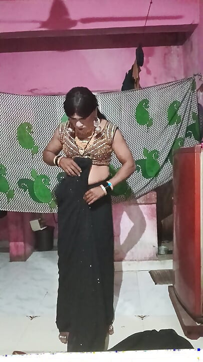Madhuri bhabhi apni gand me do egg dalikali sari pehenkar