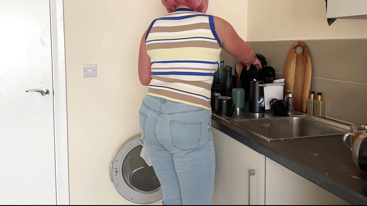 Nisam mogao da držim pišaću dok perem sudove i mokre farmerke