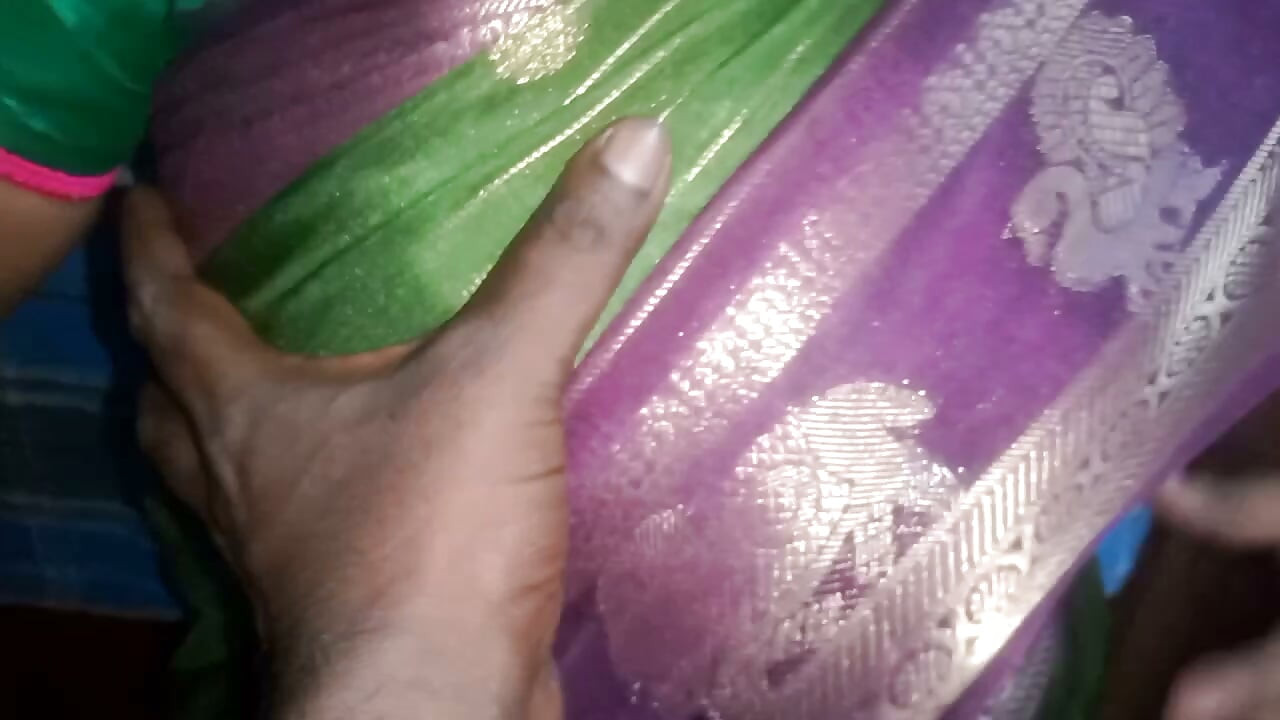 Indiyan gaanv ki seksi aanti saari badalte hue chudaee paart 1