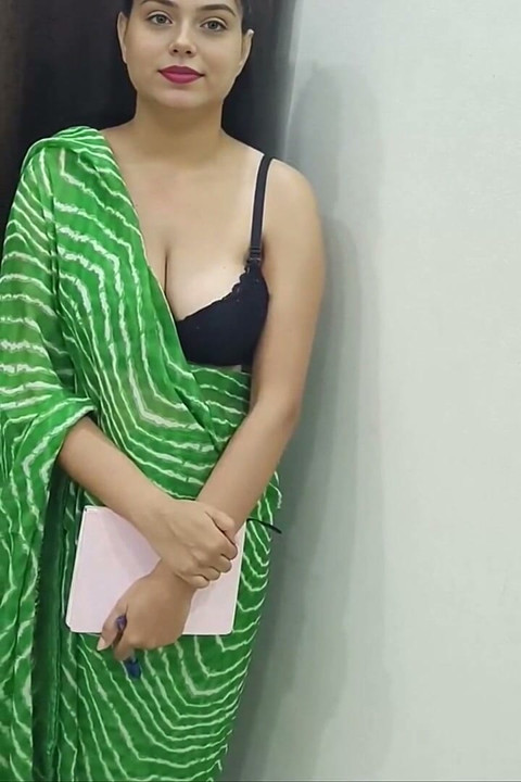 Seksi Öğretmen Saara ve Bakire Genç 18+ Erkek Evde Kimse Yokken Seks Oyunu Oynuyor