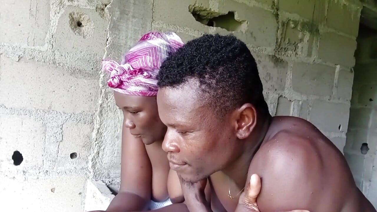 Sie ruhten sich aus der landwirtschaft und er fing an, seine frau zu berühren, sie machen jetzt quickie