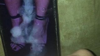 Сперма на сексуальной черной ноге Gweneth Paltrow и ногтях на ногах