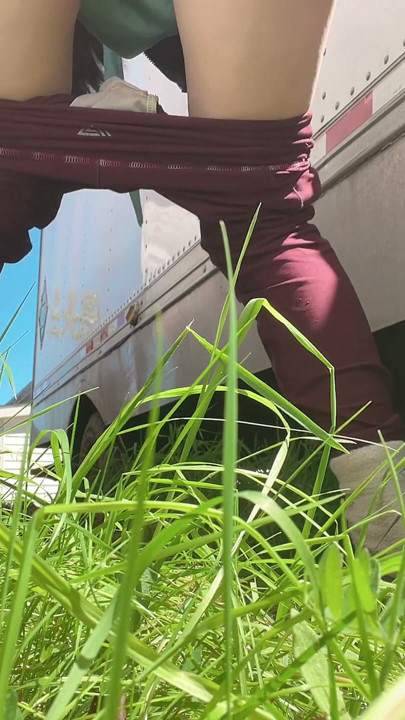 Trouver un endroit privé pour pisser | Clip 1