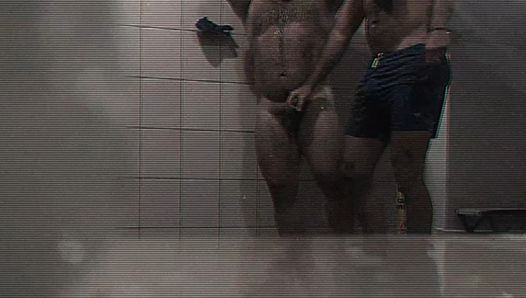 Oso atrapado cruzando en las duchas públicas del gimnasio