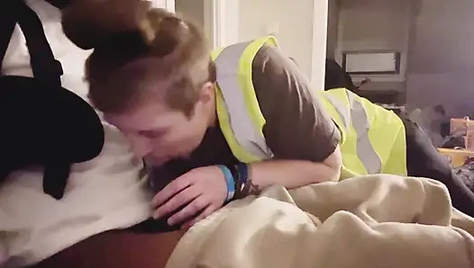 Ебарь-лесбиянка решила попробовать хуй в первый раз и трахает свою коллегу