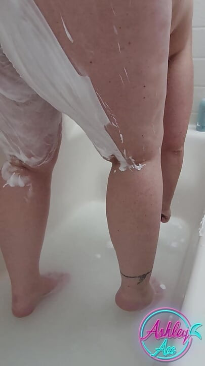 Ashley Ace Shaves Her Legs - No-shave November 2023