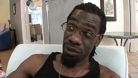 Cewek muda rambut cokelat lagi asik jilat kontol besar pria kulit hitam