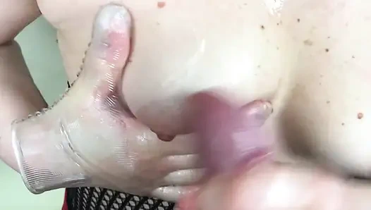 Freundin massiert meinen schwanz und meine eier mit einem Silikonhandschuh. Abspritzen auf titten. POV