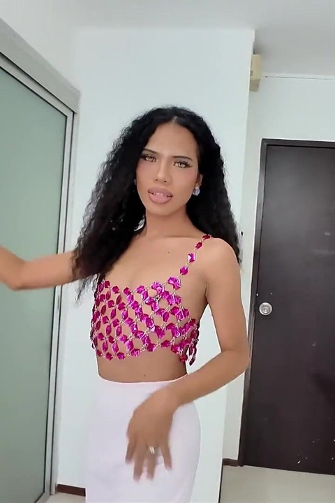 Arita - African/asian Petite Spinner Controlled in Bedroom