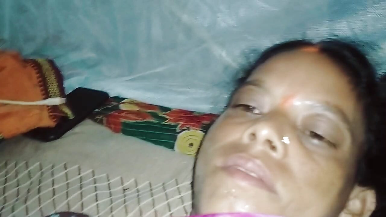Le jour du Raksha Bandhan, il baise sa demi-sœur et lui fait une chatte.