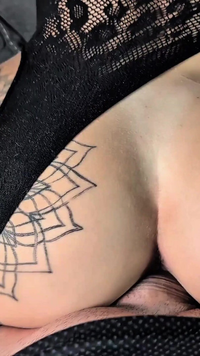 Moja przyrodnia siostra drażni mnie tyłkiem! Nie mogę się oprzeć i jej dobrze! | Klip 2