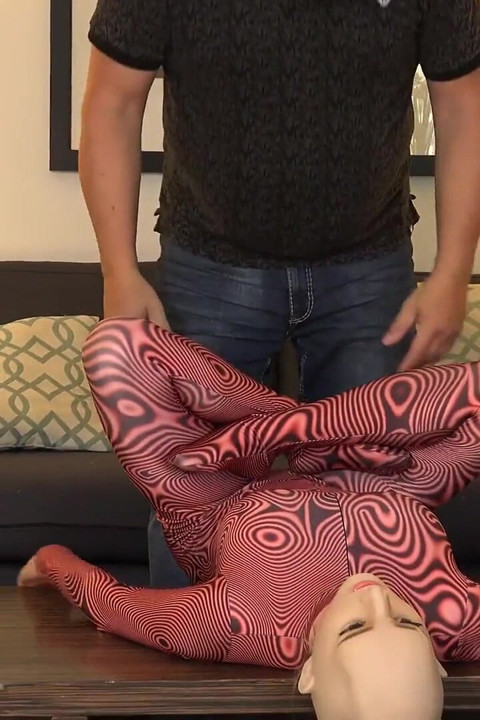 Hành động tuyệt vời của Ragdoll trong Zentai