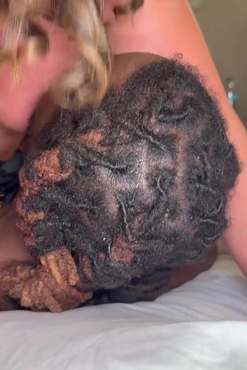 Qostiffy 退休后与 mrblvckrose 一起让她的熟女坎迪总理