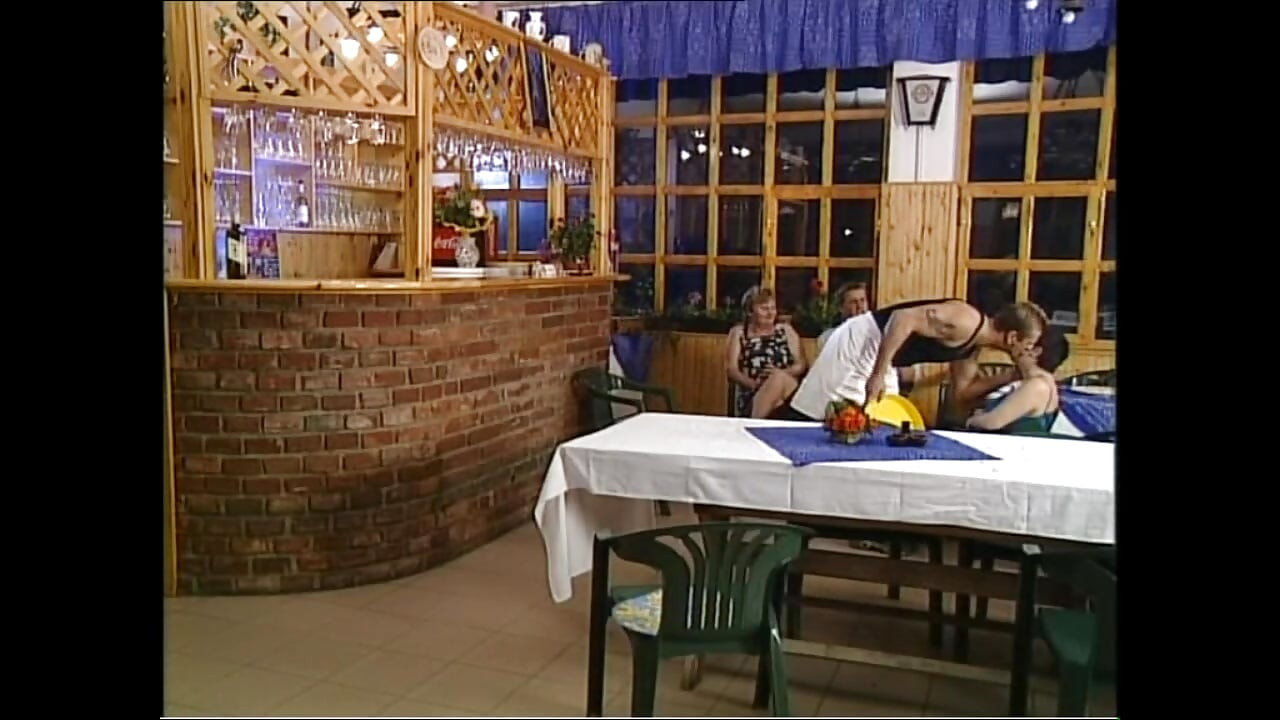 Rijpe rondborstige mollige vrouw geneukt door twee obers met grote pikken in het restaurant