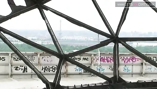 Sarışın genç kız bağlanıyor ve iplerle asılıyor